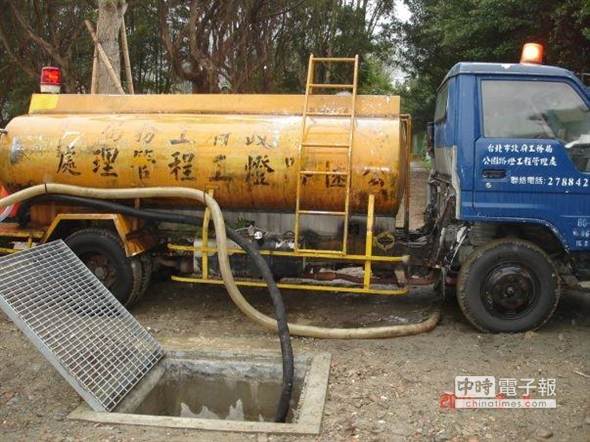 　　市府派水車到廣慈公園的“雨撲滿”抽水。(柯文哲臉書粉絲頁)