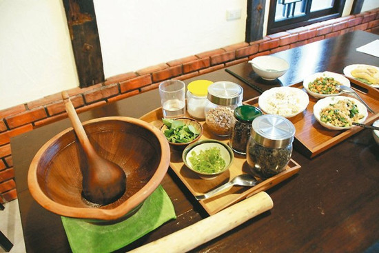 花蓮居民制傳統鹹口味擂茶延續客家飲食文化