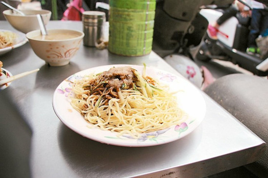 臺北涼州街涼麵好滋味民眾耐心排隊等美食（圖）