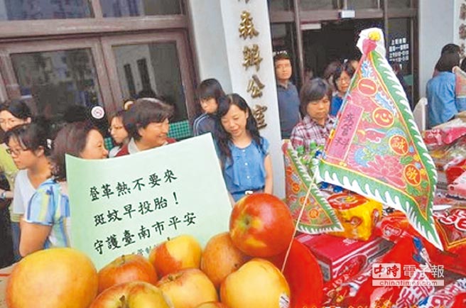 臺南疫情失控 鄉民無奈：求人無解 只能求神