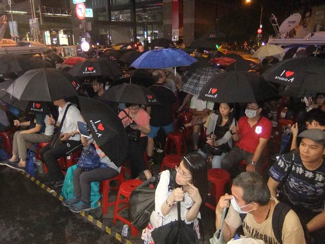 臺灣地區iPhone 6s今日淩晨開賣 果粉冒雨搶新機