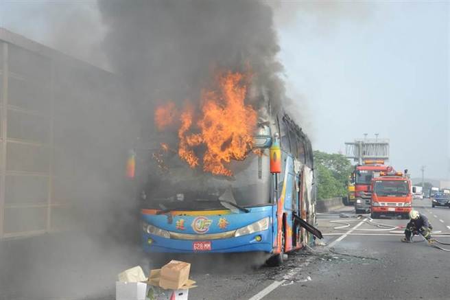 遊覽車爆胎後起火，整輛車陷火海