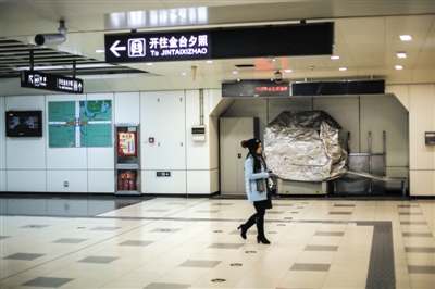 北京部分地鐵站設路中間 出站要和車搶道