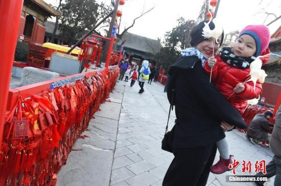 民眾逛北京廟會，迎接財神降臨、賜福賜財、祈求平安吉祥。 中新社記者 張勤 攝