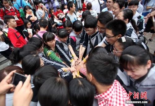 資料圖：2016年6月7日，河北石家莊的高考考生在相互祝福。 中新社記者 翟羽佳 攝