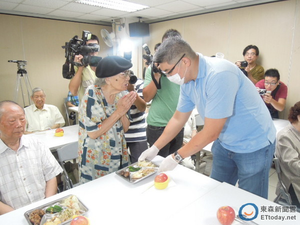 與20位長輩共餐 連勝文親自端菜展親民作風