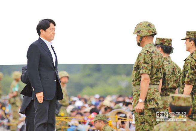 8月24日，日本陸上自衛隊進行“富士綜合火力演習”，日本防衛大臣小野寺五典（左1）出席觀看