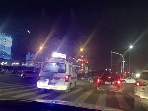 一旁讓行的私家車暫停在人行橫道上,救護車順利通過