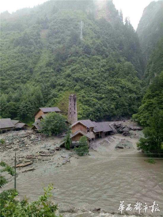 四川臥龍因強降雨突發大型泥石流 交通中斷(圖)