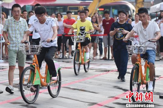 男士穿高跟鞋騎自行車比慢 鞋根需高於15釐米