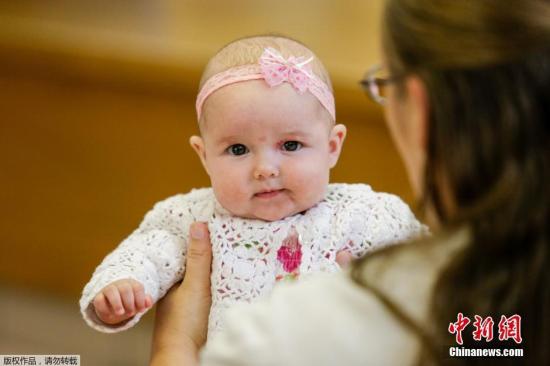 女子為擺脫童年陰影常扮成嬰兒:含奶嘴穿紙尿褲