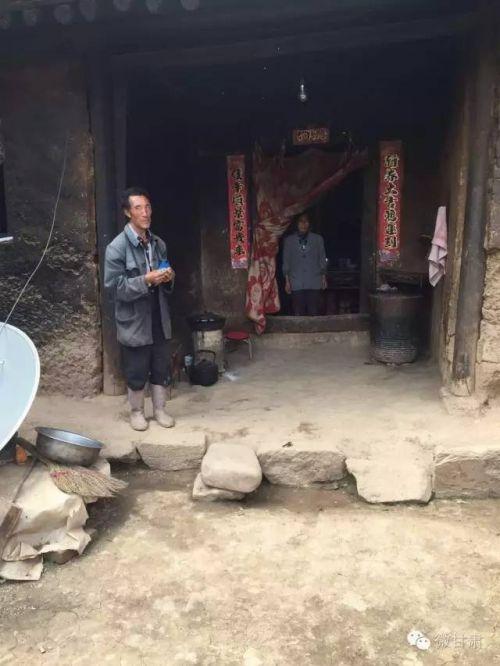 （8口之家僅剩年邁的母子，住著58年前的土坯危房）