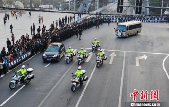 蘭州警察遭汽車衝撞犧牲 民眾夾道送別