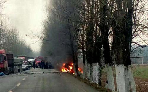 起火的越野車起火的越野車