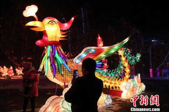 烏魯木齊千萬盞花燈助力冬季旅遊（組圖）