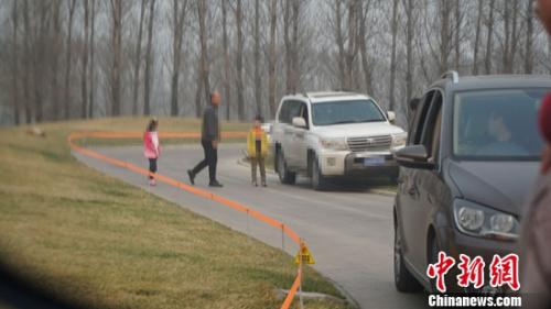 人民日報評遊客虎區下車：總有人把記性放別人腦袋裏