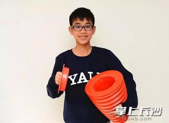 13歲的寧子岳捧著自己的發明。