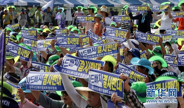 　　當地時間2016年8月15日，韓國慶尚北道星州郡，當地民眾舉行集會，要求取消部署薩德。部分抗議者“剃髮”表不滿。圖片來源：視覺中國