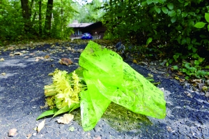 獲悉孩子遺骨找到後,家人悼念。