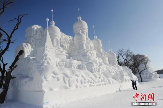 1月4日,2016中國長春冰雪旅遊節在長春“凈月雪世界”內開幕,200余座雪雕集中亮相。“凈月雪世界”總佔地面積56萬平方米,總用雪量15萬立方米,200余座各類雪雕為遊客營造了一個壯觀的冰雪童話世界。<a target='_blank' href='http://big5.chinataiwan.cn/gate/big5/www.chinanews.com/'><p  align=