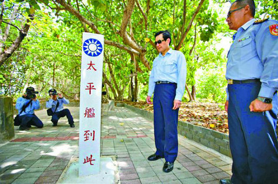 圖為登島後，馬英九到“太平艦到此”紀念碑前訪視。