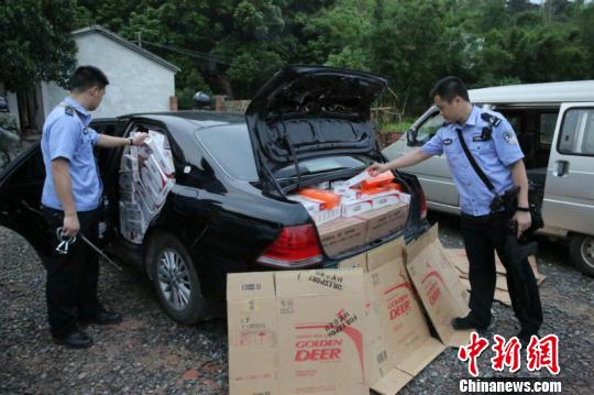 圖為塞滿香煙的走私車　閉清源　攝