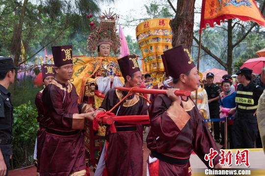 為了紀念媽祖羽化升天1029週年，福建湄洲媽祖祖廟於今日在“媽祖故里”湄洲島青浦澳海灘舉行海祭媽祖大典。　李南軒 攝