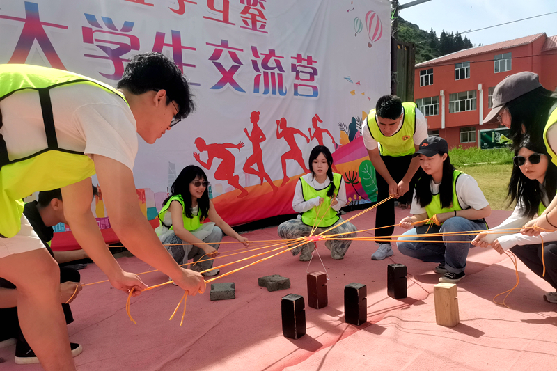 6月23日，在南山，新臺兩地大學生正在進行團建，共同完成任務。記者王磊攝_副本_副本.jpg