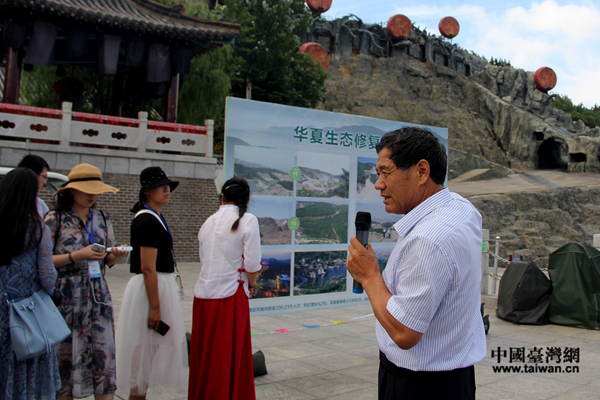 華夏集團總經理夏春亭向媒體們介紹華夏城修復前後對比情況