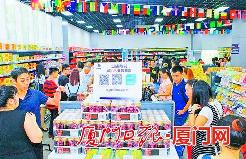 廈門騰邦保稅跨境商品展示交易中心吸引了許多市民前來選購跨境商品。