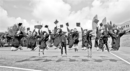 廈門大學環境與生態學院2013級博士生慶祝畢業。 高 曦攝