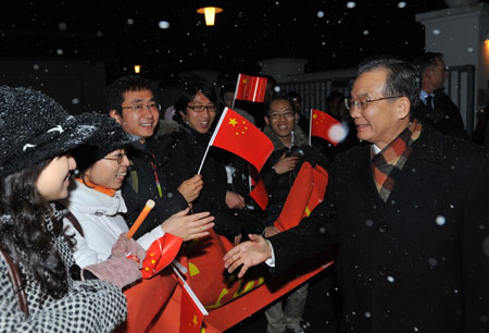 Chinese Premier Wen Jiabao (1st, R) is welcomed after he arrives at Copenhagen, capital of Denmark , on Dec. 16, 2009. Wen Jiabao arrived here Wednesday evening for the ongoing UN Climate Change Conference.