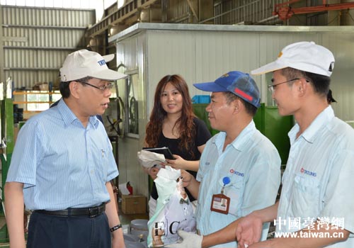 市臺辦主任李文輝（左一）關照員工高溫季節一定要注意安全生産