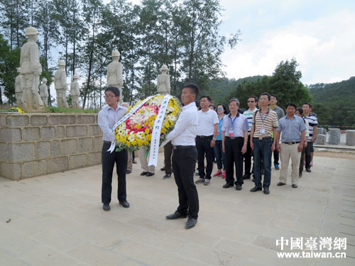 向抗戰英烈敬獻花圈