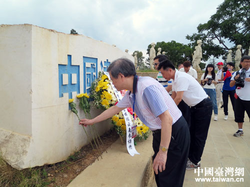 兩岸媒體向抗戰英烈鮮花