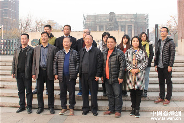 兩岸媒體人于唐山開灤國家礦山公園合影