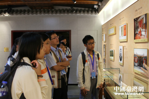 臺東縣海端小學師生觀看臺灣會館展覽