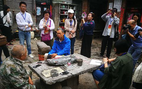 開山鑿洞，懸崖絕壁上長出了幸福小鎮