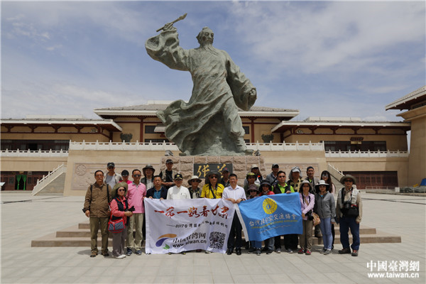 采風團在草聖故里文化産業園合影。（台灣網 李岳 攝）