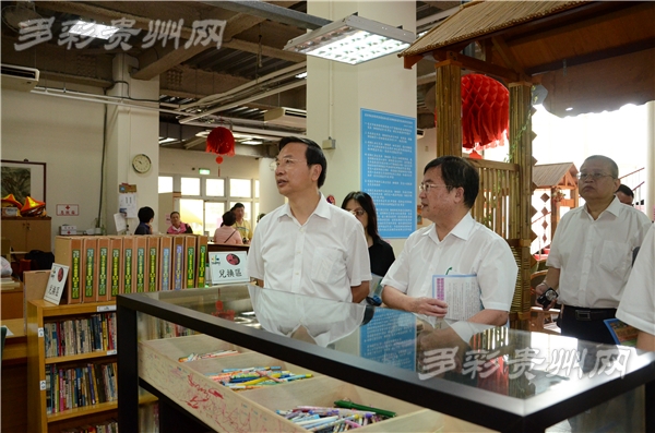 考察團一行考察內湖再生傢具展示場