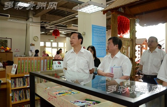 參訪團一行實地考察內湖再生傢具展示場