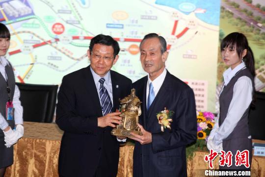 圖為互贈禮品。　董會峰　攝