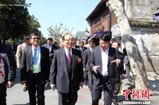 圖為蔣孝嚴在蔣氏故居豐鎬房祭祖並赴摩訶殿掃墓.　林波　攝src=