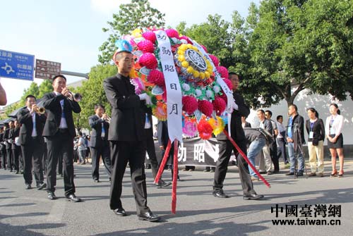 上午九時許，靈車緩緩駛向騰衝國殤墓園，各界群眾肅立路邊，默送英靈。