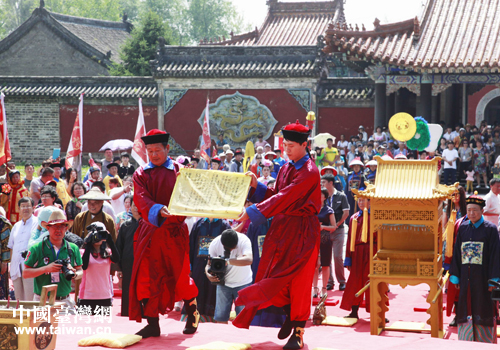 祭祖活動，祭拜時請上奠帛時的情景