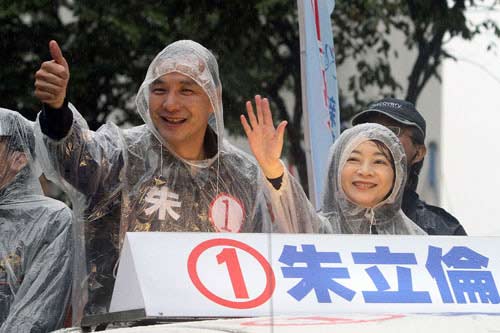 國民黨2016候選人的朱立倫則選擇用行動説話，密集掃街拜票，即便遇到大雨天氣，依然冒雨前行，堪稱風雨無阻