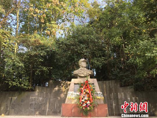 圖為位於貴州省貴陽市花溪公園內的戴安瀾將軍衣冠冢。　楊茜 攝