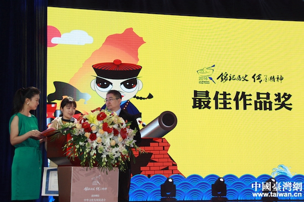 獲得最佳作品獎的詹昭彥(圖中)發表獲獎感言