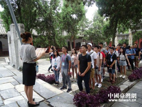 參觀武侯祠，朗誦《出師表》