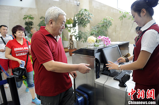 乘客在長春龍嘉國際機場辦理登機手續